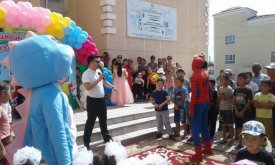 Көк аспанда күн күлсін, Бірге күлсін бүлдіршін