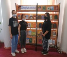 Шатырдағы кітаптар.