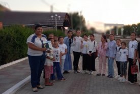 О, адамдар біргемін мен сендермен.