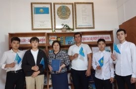 Көк аспанда, желбіресін көк байрағым!