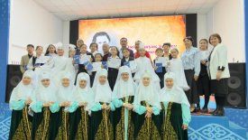 Өмірге шуақ төккен өлеңменен